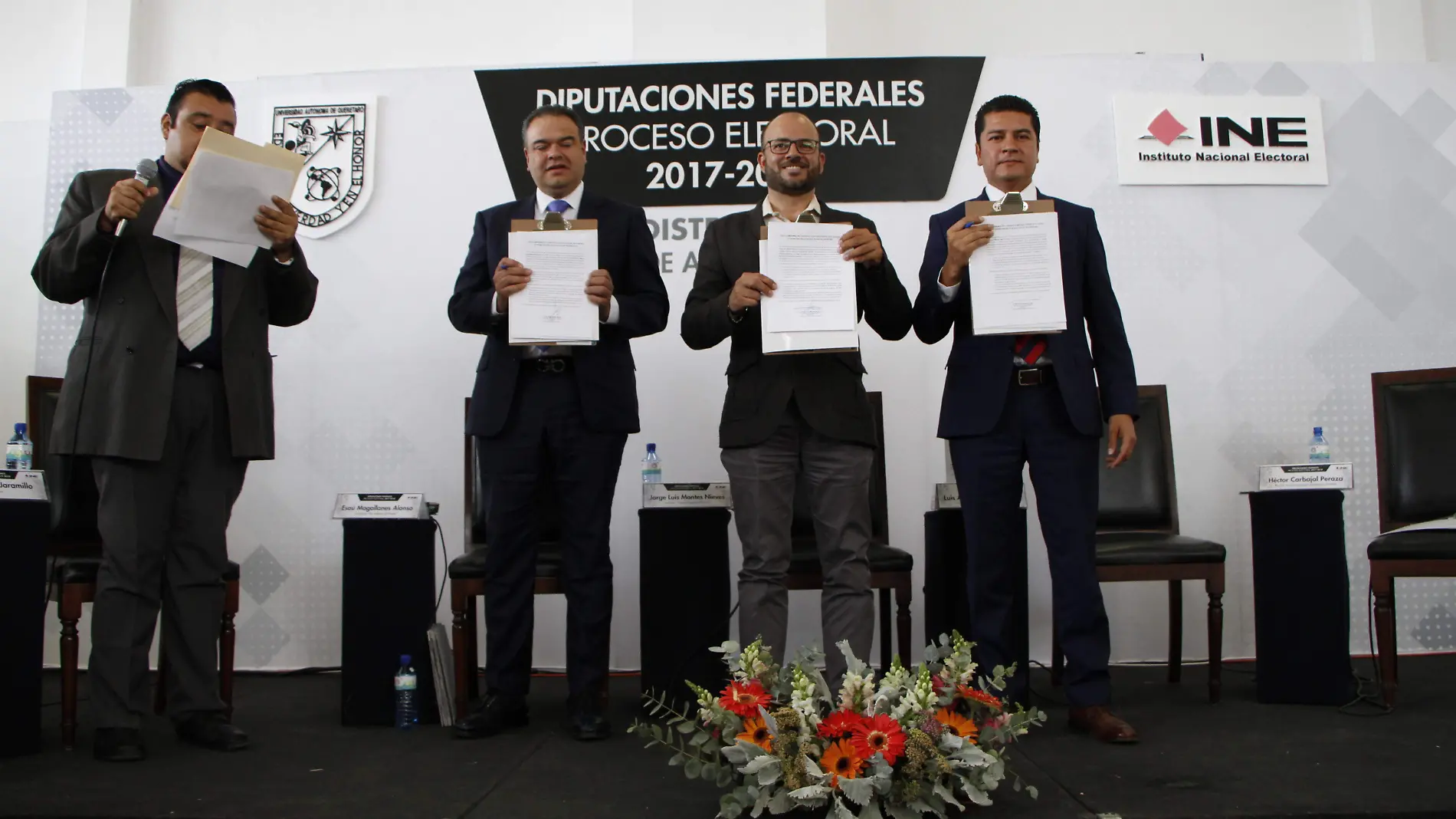 Al finalizar el debate, los candidatos firmaron una carta compromiso